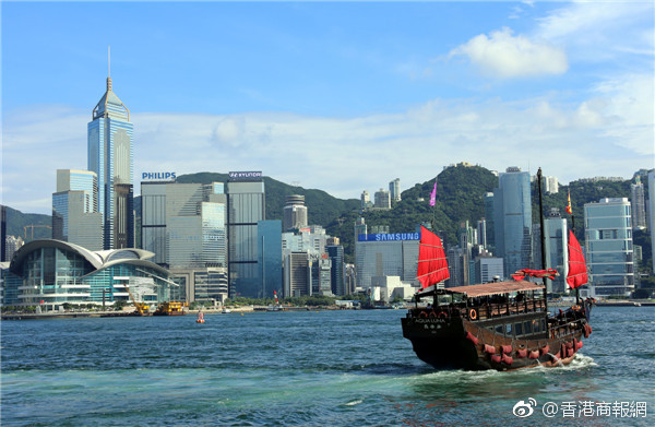 繁华香港街头沉思的钟楼前演员,时光流转的香港故事